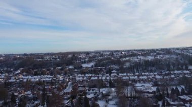 Luton şehrinin karla kaplı havadan görüntüsü