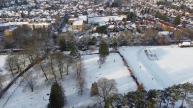 Luton şehrinin karla kaplı havadan görüntüsü