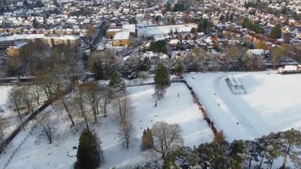 罗顿市被白雪覆盖的空中景观 — 图库视频影像