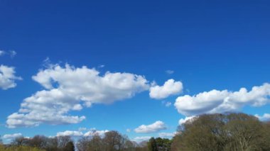 İngiltere 'nin Luton şehrinde dramatik bulutları olan Güzel Gökyüzü
