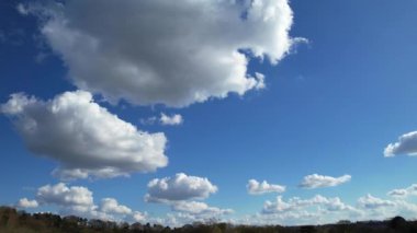 İngiltere 'nin Luton şehrinde dramatik bulutları olan Güzel Gökyüzü
