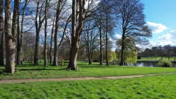Vysokoúhlé Letecké Záběry Wardown Public Park Horkém Slunečném Dni Léta — Stock video