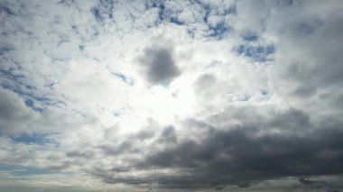 İngiltere 'nin Luton şehrinde dramatik bulutları olan Güzel Gökyüzü