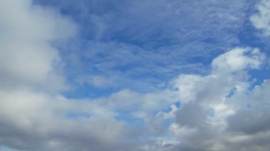 İngiltere 'nin Luton şehrinde dramatik bulutları olan Güzel Gökyüzü