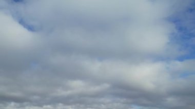 İngiltere 'nin Luton şehrinde dramatik bulutları olan Güzel Gökyüzü