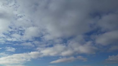 İngiltere 'nin Luton şehrinde dramatik bulutları olan Güzel Gökyüzü