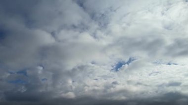 İngiltere 'nin Luton şehrinde dramatik bulutları olan Güzel Gökyüzü