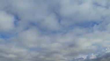 İngiltere 'nin Luton şehrinde dramatik bulutları olan Güzel Gökyüzü