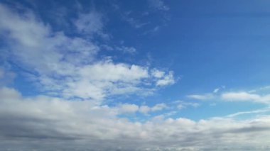 İngiltere 'nin Luton şehrinde dramatik bulutları olan Güzel Gökyüzü