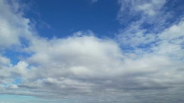 İngiltere 'nin Luton şehrinde dramatik bulutları olan Güzel Gökyüzü