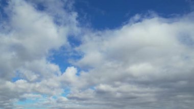 İngiltere 'nin Luton şehrinde dramatik bulutları olan Güzel Gökyüzü