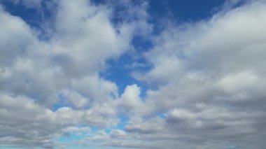 İngiltere 'nin Luton şehrinde dramatik bulutları olan Güzel Gökyüzü