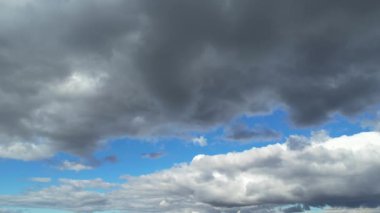 İngiltere 'nin Luton şehrinde dramatik bulutları olan En Güzel Gökyüzü