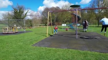 İngiltere, ENGLAND, LUTON - 07th April, 2023: Şirin Asyalı Bebek Ahmet Mustafain Haider Leagrave Park 'taki Çocuk Parkı' nın keyfini çıkarıyor. Görüntü açık güneşli bir günde kaydedildi