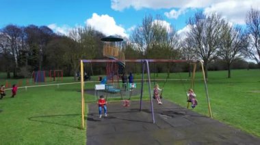 İngiltere, ENGLAND, LUTON - 07th April, 2023: Şirin Asyalı Bebek Ahmet Mustafain Haider Leagrave Park 'taki Çocuk Parkı' nın keyfini çıkarıyor. Görüntü açık güneşli bir günde kaydedildi