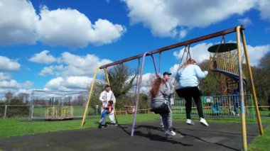 İngiltere, ENGLAND, LUTON - 07th April, 2023: Şirin Asyalı Bebek Ahmet Mustafain Haider Leagrave Park 'taki Çocuk Parkı' nın keyfini çıkarıyor. Görüntü açık güneşli bir günde kaydedildi