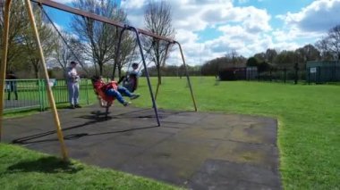 İngiltere, ENGLAND, LUTON - 07th April, 2023: Şirin Asyalı Bebek Ahmet Mustafain Haider Leagrave Park 'taki Çocuk Parkı' nın keyfini çıkarıyor. Görüntü açık güneşli bir günde kaydedildi