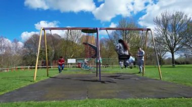 İngiltere, ENGLAND, LUTON - 07th April, 2023: Şirin Asyalı Bebek Ahmet Mustafain Haider Leagrave Park 'taki Çocuk Parkı' nın keyfini çıkarıyor. Görüntü açık güneşli bir günde kaydedildi