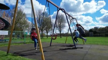 İngiltere, ENGLAND, LUTON - 07th April, 2023: Şirin Asyalı Bebek Ahmet Mustafain Haider Leagrave Park 'taki Çocuk Parkı' nın keyfini çıkarıyor. Görüntü açık güneşli bir günde kaydedildi