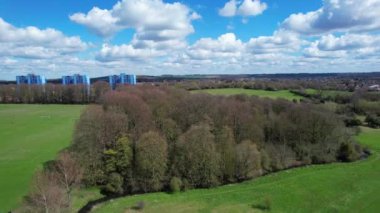 İngiltere, ENGLAND, LUTON - 07th April, 2023: Şirin Asyalı Bebek Ahmet Mustafain Haider Leagrave Park 'taki Çocuk Parkı' nın keyfini çıkarıyor. Görüntü açık güneşli bir günde kaydedildi