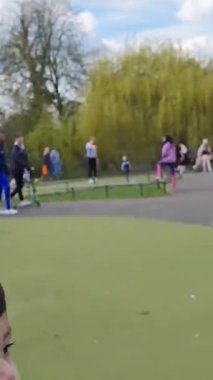 İngiltere, ENGLAND, LUTON - 03RD APRIL, 2023: Şirin Asyalı Bebek Ahmet Mustafain Haider Wardown Halk Parkı 'ndaki Çocuk Parkı' nın keyfini çıkarıyor. Görüntü açık güneşli bir günde kaydedildi