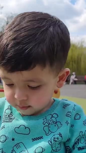 Великобритания Англия Лутон Апрель 2023 Симпатичный Азиатский Пакистанский Малыш Ахмед — стоковое видео