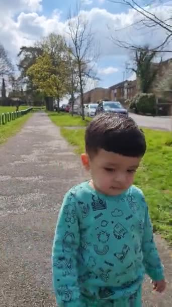 Великобритания Англия Лутон Апрель 2023 Симпатичный Азиатский Пакистанский Малыш Ахмед — стоковое видео