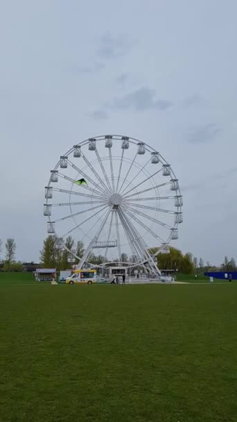 England 9Th April 2023 Ferris Wheel Rides Willen Lake Public — Vídeo de Stock
