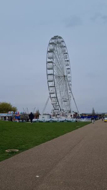 England 9Th Aprile 2023 Ferris Wheel Rides Willen Lake Public — Video Stock