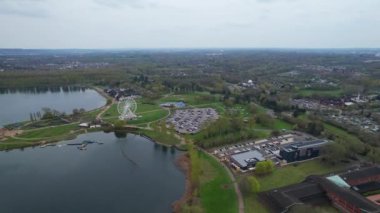 İngiltere, İngiltere - 9 Nisan 2023: Sıcak bir yaz gününde Willen Gölü 'nün hava görüntüleri