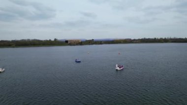 İngiltere, İngiltere - 9 Nisan 2023: Sıcak bir yaz gününde Willen Gölü 'nün hava görüntüleri