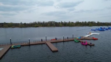 İngiltere, İngiltere - 9 Nisan 2023: Sıcak bir yaz gününde Willen Gölü 'nün hava görüntüleri