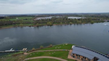 İngiltere, İngiltere, MILTON KEYNES - 09 Nisan 2023: İngiltere Milton Keynes City 'deki Willen Lake Park' ın Görkemli Hava Görüntüsü. Görüntü İHA 'nın Kamerasıyla kaydedildi.