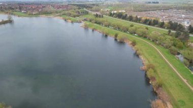 İngiltere, İngiltere, MILTON KEYNES - 09 Nisan 2023: İngiltere Milton Keynes City 'deki Willen Lake Park' ın Görkemli Hava Görüntüsü. Görüntü İHA 'nın Kamerasıyla kaydedildi.