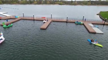 İngiltere, İngiltere, MILTON KEYNES - 09 Nisan 2023: İngiltere Milton Keynes City 'deki Willen Lake Park' ın Görkemli Hava Görüntüsü. Görüntü İHA 'nın Kamerasıyla kaydedildi.