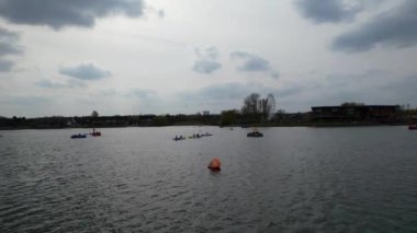 İngiltere, İngiltere, MILTON KEYNES - 09 Nisan 2023: İngiltere Milton Keynes City 'deki Willen Lake Park' ın Görkemli Hava Görüntüsü. Görüntü İHA 'nın Kamerasıyla kaydedildi.