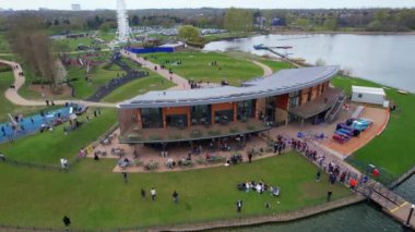 İngiltere, İngiltere, MILTON KEYNES - 09 Nisan 2023: İngiltere Milton Keynes City 'deki Willen Lake Park' ın Görkemli Hava Görüntüsü. Görüntü İHA 'nın Kamerasıyla kaydedildi.