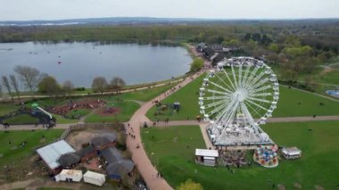 İngiltere, İngiltere, MILTON KEYNES - 09 Nisan 2023: İngiltere Milton Keynes City 'deki Willen Lake Park' ın Görkemli Hava Görüntüsü. Görüntü İHA 'nın Kamerasıyla kaydedildi.