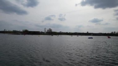 İngiltere, İngiltere, MILTON KEYNES - 09 Nisan 2023: İngiltere Milton Keynes City 'deki Willen Lake Park' ın Görkemli Hava Görüntüsü. Görüntü İHA 'nın Kamerasıyla kaydedildi.