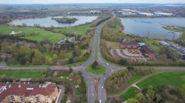 İngiltere, İngiltere, MILTON KEYNES - 09 Nisan 2023: İngiltere Milton Keynes City 'deki Willen Lake Park' ın Görkemli Hava Görüntüsü. Görüntü İHA 'nın Kamerasıyla kaydedildi.