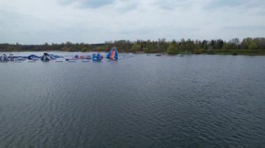 İngiltere, İngiltere, MILTON KEYNES - 09 Nisan 2023: İngiltere Milton Keynes City 'deki Willen Lake Park' ın Görkemli Hava Görüntüsü. Görüntü İHA 'nın Kamerasıyla kaydedildi.