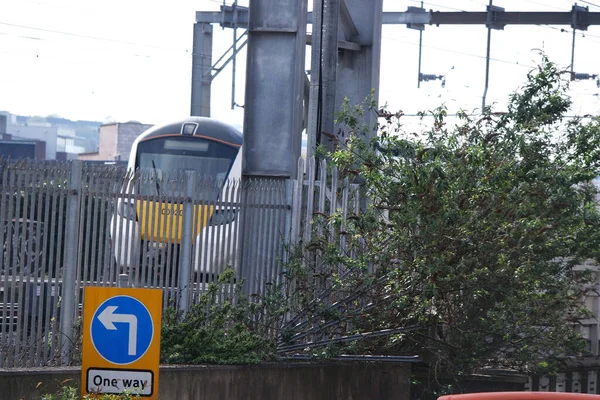 Luton Anglia Zjednoczone Królestwo Kwietnia 2023 Pociąg Torach Stacji Luton — Zdjęcie stockowe