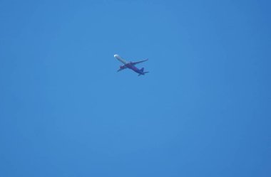 Gökyüzünde uçan bir uçak