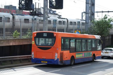 Luton, İngiltere, Birleşik Krallık - 7 Nisan 2023: Yol ve Trafik