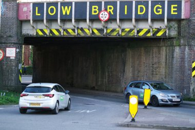 Luton, İngiltere, Birleşik Krallık - 7 Nisan 2023: Yol ve Trafik