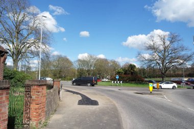 Luton, İngiltere, Birleşik Krallık - 7 Nisan 2023: Yol ve Trafik