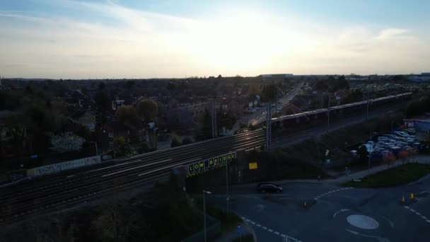 Luchtfoto Treinrails Die Door British City Rijden — Stockvideo