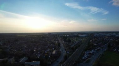 İngiltere, ENGLAND, LUTON - 08th April, 2023: Günbatımında Kuzey Luton şehrinin hava görüntüleri