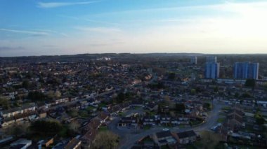 İngiltere, ENGLAND, LUTON - 08th April, 2023: Günbatımında Kuzey Luton şehrinin hava görüntüleri