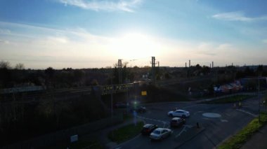 İngiltere, ENGLAND, LUTON - 08th April, 2023: Günbatımında Kuzey Luton şehrinin hava görüntüleri